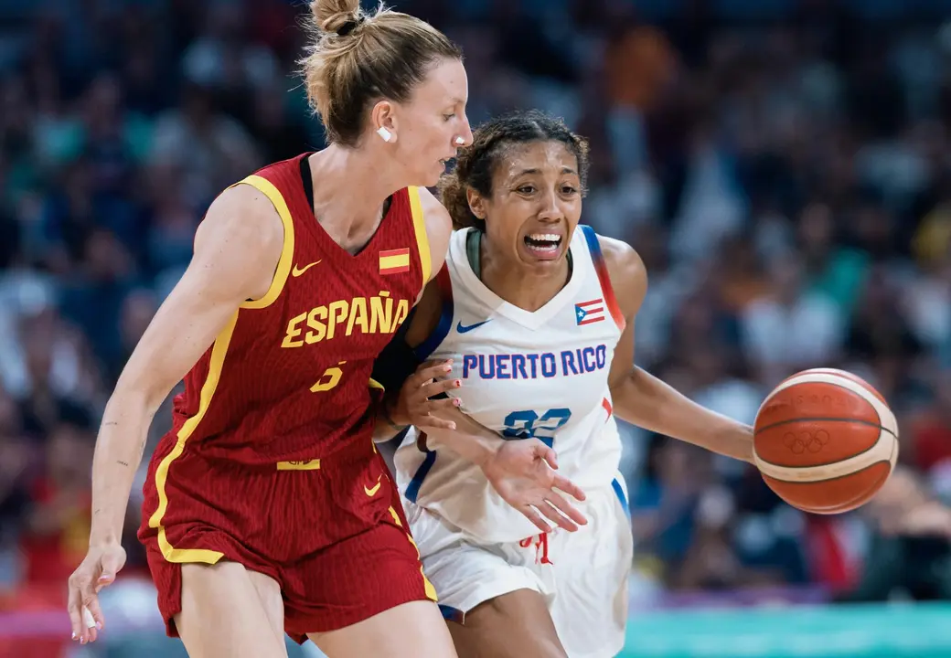 Arella Guirantes, de Puerto Rico, (dch), y la espa&ntilde;ola Laura Gil durante el partido este mi&eacute;rcoles. EFE/EPA/ALEX PLAVEVSKI