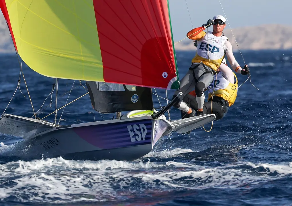 Diego Bot&iacute;n y Florian Trittel, componentes del 49er espa&ntilde;ol en los Juegos Ol&iacute;mpicos de Par&iacute;s 2024, en las aguas de Marsella, Francia. EFE/EPA/OLIVIER HOSLET