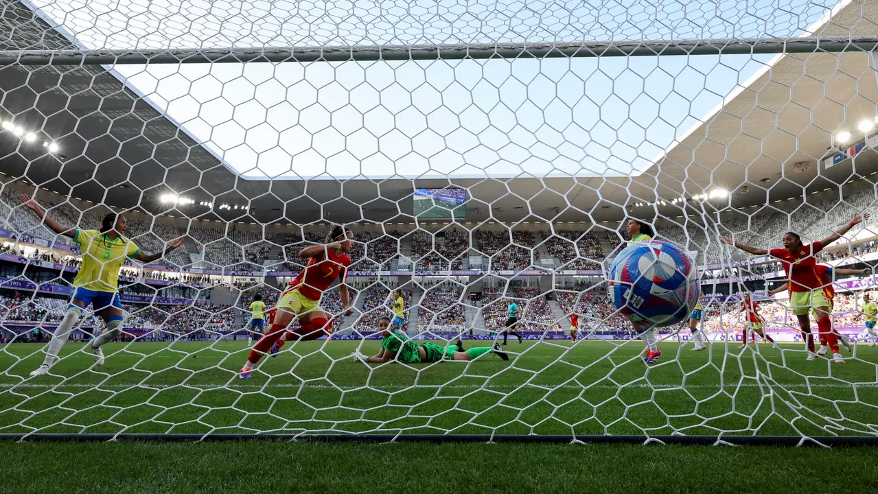 La delantera espa&ntilde;ola Athenea del Castillo (2i) remata para anotar el 0-1 ante Brasil este mi&eacute;rcoles, en el partido del Grupo C de F&uacute;tbol Femenino de los Juegos Ol&iacute;mpicos de Par&iacute;s 2024, entre Brasil y Espa&ntilde;a, celebrado en el Estadio de Burdeos (Francia). EFE/ Kiko Huesca