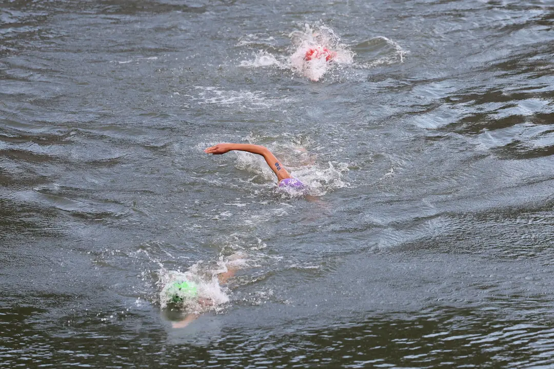 La triateta italiana Bianca Seregni (c) disputa en el r&iacute;o Sena la primera etapa de la prueba de triatl&oacute;n femenino de los Juegos Ol&iacute;mpicos de Par&iacute;s 2024 en Par&iacute;s, Francia. EFE/ Miguel Guti&eacute;rrez