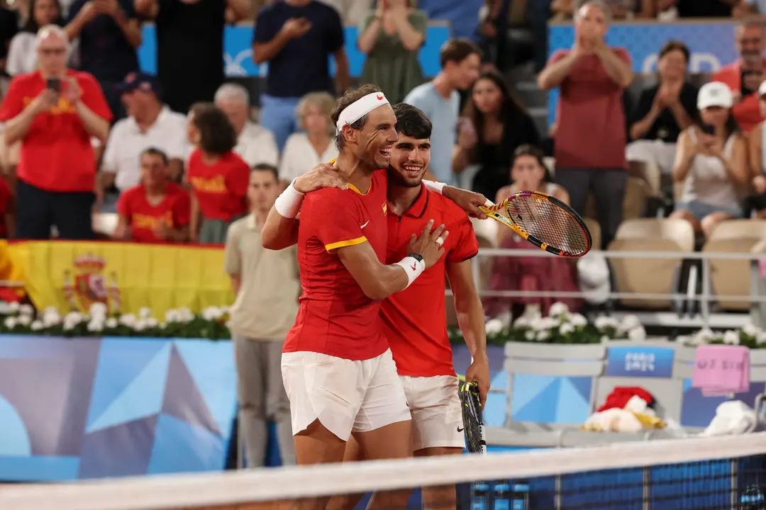 Los tenistas espa&ntilde;oles Rafa Nadal (i) y Carlos Alcaraz tras perder ante los estadounidenses Austin Krajicek y Rajee Ram en los cuartos de final de dobles masculinos de tenis de los Juegos Ol&iacute;mpicos de Par&iacute;s 2024, en el complejo de tenis Roland Garros de Par&iacute;s. EFE/ Juanjo Mart&iacute;n