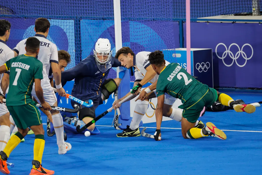 El equipo espa&ntilde;ol ante Sud&aacute;frica en el partido del Grupo A de Hockey sobre Hierba de los Juegos Ol&iacute;mpicos de Par&iacute;s 2024, entre Espa&ntilde;a y Sud&aacute;frica, este mi&eacute;rcoles, en el estadio Yves-du-Manoir Stadium 1 en Colombes, Francia. EFE/ Lavandeira Jr.