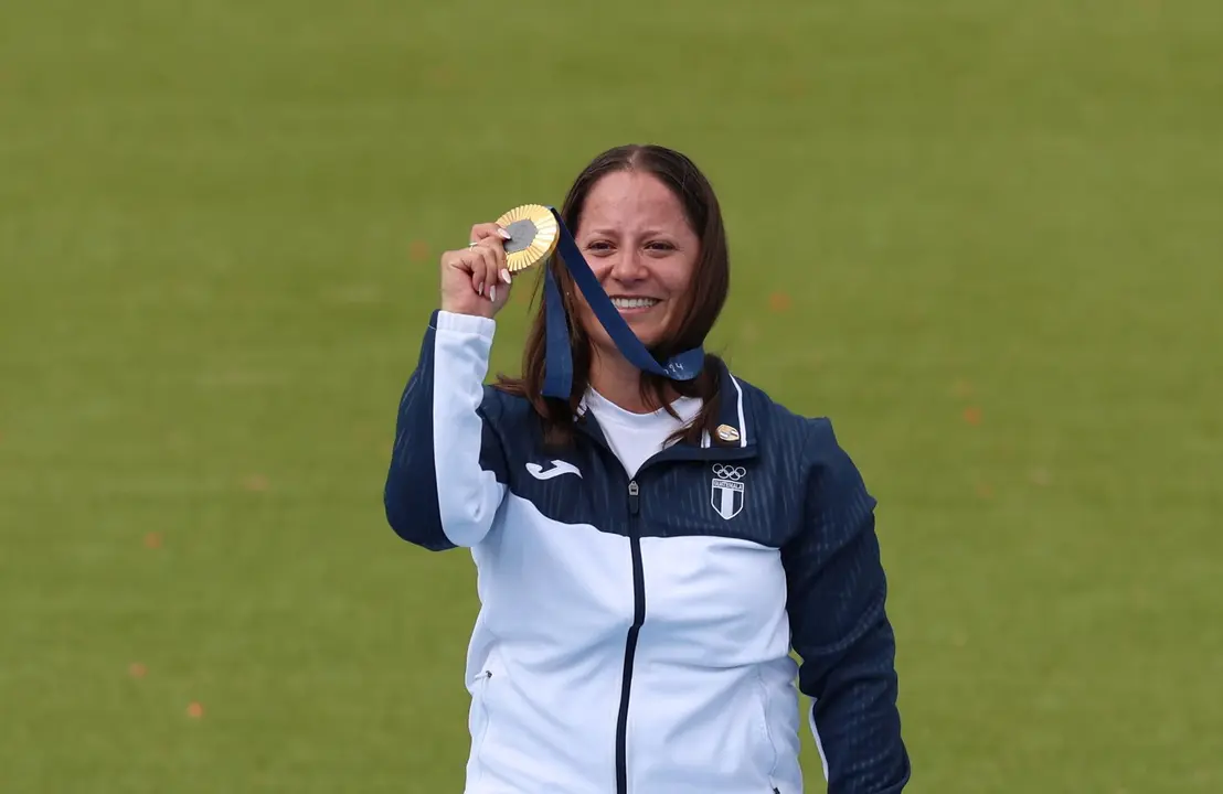 Adriana Ruano ense&ntilde;a este mi&eacute;rcoles el m&aacute;ximo tesoro conquistado en su carrera en el tiro deportivo, una medalla de oro hist&oacute;rica para Guatemala en los Juegos Ol&iacute;mpicos de Par&iacute;s. EFE/EPA/VASSIL DONEV