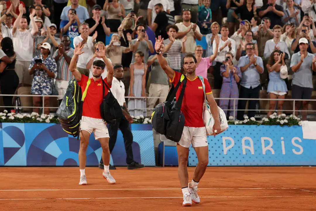 Los tenistas espa&ntilde;oles Rafa Nadal (d) y Carlos Alcaraz saludan tras perder ante los estadounidenses Austin Krajicek y Rajee Ram en los cuartos de final de dobles masculinos de tenis de los Juegos Ol&iacute;mpicos de Par&iacute;s 2024, en el complejo de tenis Roland Garros de Par&iacute;s. EFE/ Juanjo Mart&iacute;n