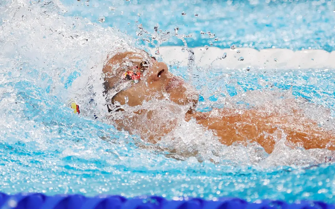 El nadador espa&ntilde;ol Hugo Gonz&aacute;lez en la primera semifinal de los 200m espalda en la piscina de La Defense Arena en Par&iacute;s, Francia. EFE/EPA/MAST IRHAM