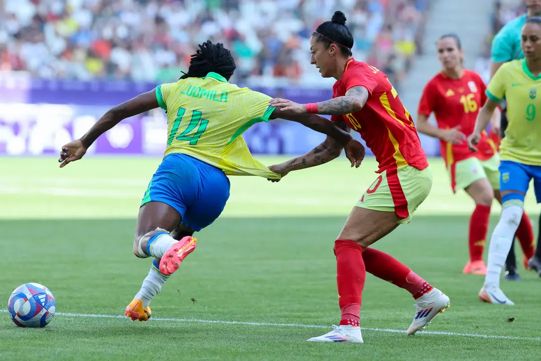 La delantera brasile&ntilde;a Ludmila (i) disputa un bal&oacute;n ante la delantera espa&ntilde;ola Jennifer Hermoso. EFE/ Kiko Huesca