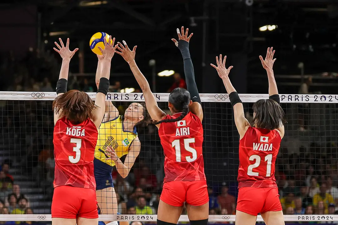 La brasile&ntilde;a Gabriela Braga Guimaraes (c) en acci&oacute;n ante las japonesas Sarina Nishida (I), Airi Miyabe (C) y Yukiko Wada (d) en el South Paris Arena en Paris, Francia. EFE/EPA/DANIEL IRUNGU