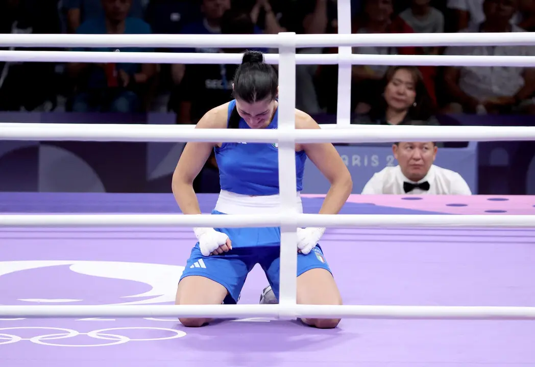 La boxeadora italiana Angela Carini llora tras retirarse en la categor&iacute;a 66kg ante la argelina Imane Khelif en el North Paris Arena en Villepinte, Francia. EFE/EPA/YAHYA ARHAB