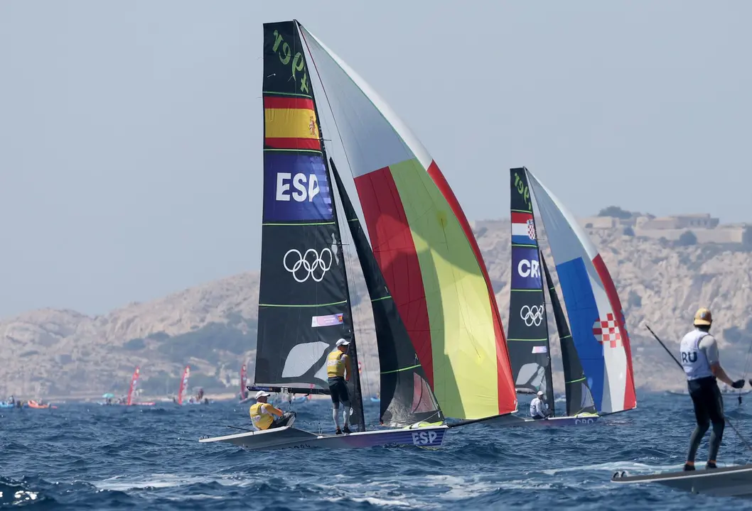 Los espa&ntilde;oles Diego Botin le Chever y Florian Trittel Paul en aguas de Marsella, Francia. EFE/EPA/OLIVIER HOSLET