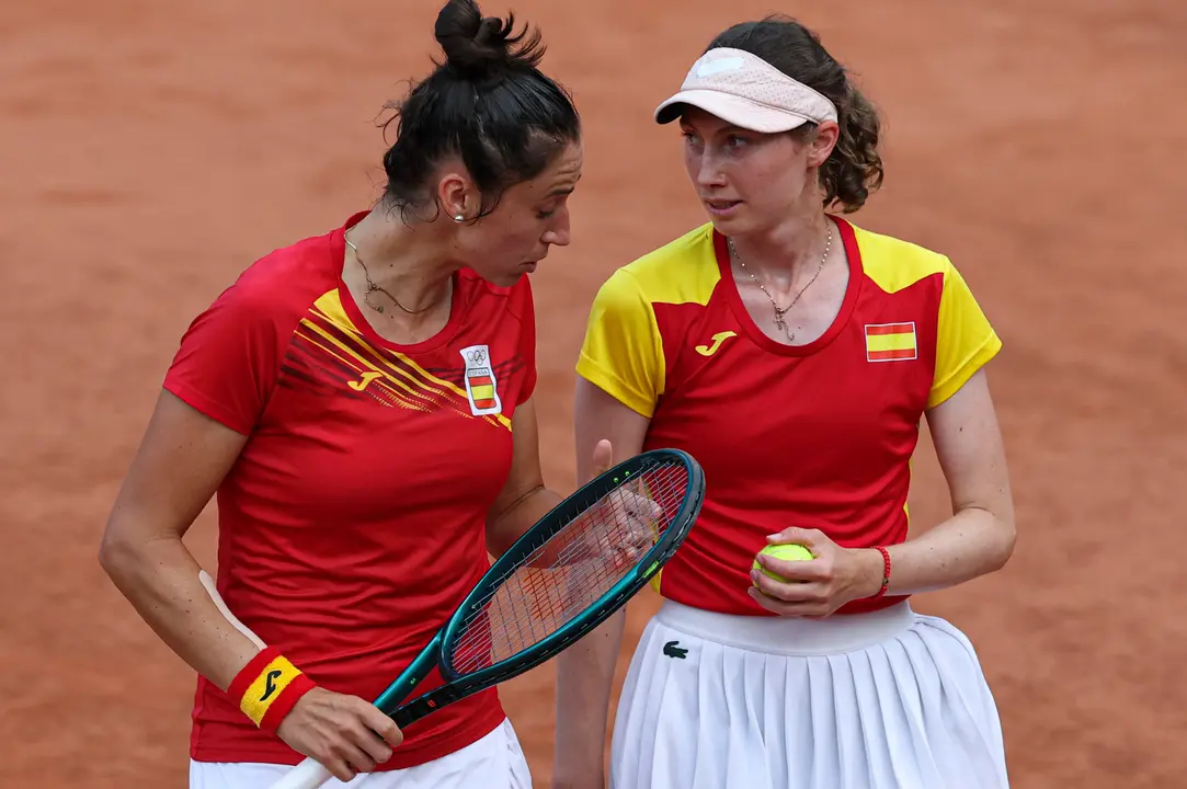 Las tenistas espa&ntilde;olas Cristina Bucsa y Sara Sorribes (I) ante las ucranianas Nadia Kichenok y Liudmila Kichenok durante los cuartos de final de dobles femeninos de tenis celebrados en el marco de los Juegos Ol&iacute;mpicos Par&iacute;s 2024, este jueves, en la capital francesa. EFE/ Juanjo Mart&iacute;n