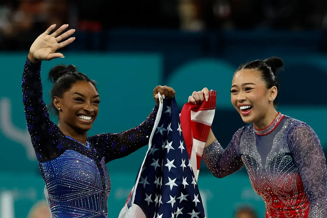 Las estadouidenses Simone Biles (I) y Sunisa Lee (d) celebran la bictoria en la competici&oacute;n de gimnasia en e Bercy Arena en Paris,Francia. EFE/EPA/RITCHIE B. TONGO