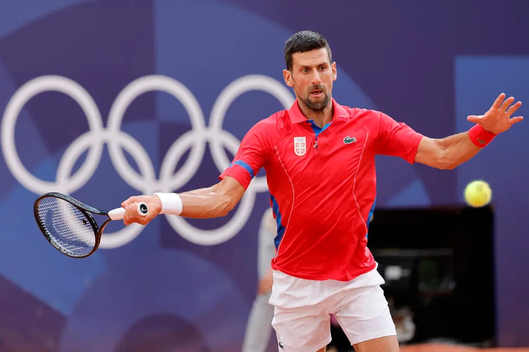 Novak Djokovic lo volvi&oacute; a hacer en la pista de Roland Garros en Paris, Francia. EFE/EPA/RONALD WITTEK