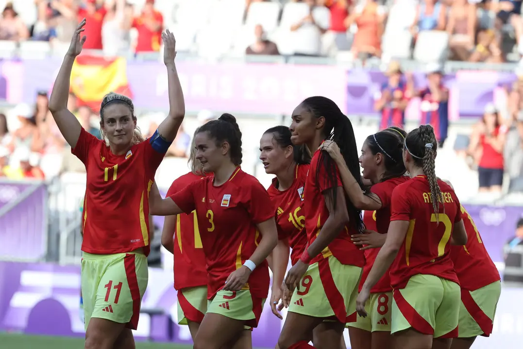 La centrocampista espa&ntilde;ola Alexia Putellas (iz) celebra con sus compa&ntilde;eras un gol. EFE/ Kiko Huesca