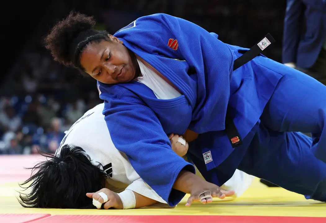 La brasile&ntilde;a Beatriz Souza (azul) se clasifici&oacute; este viernes a la final de la categor&iacute;a de +78 kilos de los Juegos de Par&iacute;s. EFE/EPA/DANIEL IRUNGU