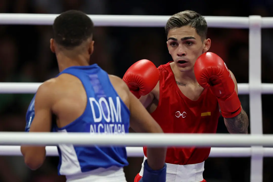 El boxedor espa&ntilde;ol Rafael Lozano Serrano (rojo) se enfrenta al dominicano Yunior Alcantara Reyes (azul) durante su combate de boxeo masculino de 51kg de cuartos de final. EFE/ Miguel Guti&eacute;rrez