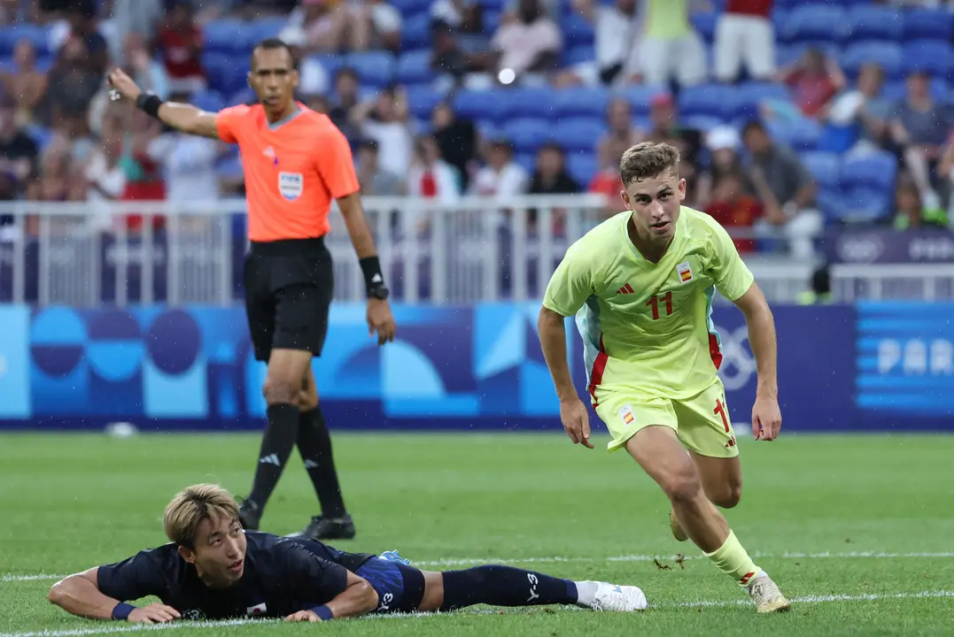 El centrocampista de Espa&ntilde;a Ferm&iacute;n L&oacute;pez (D) celebra su gol ante Jap&oacute;n. . EFE/ Kiko Huesca