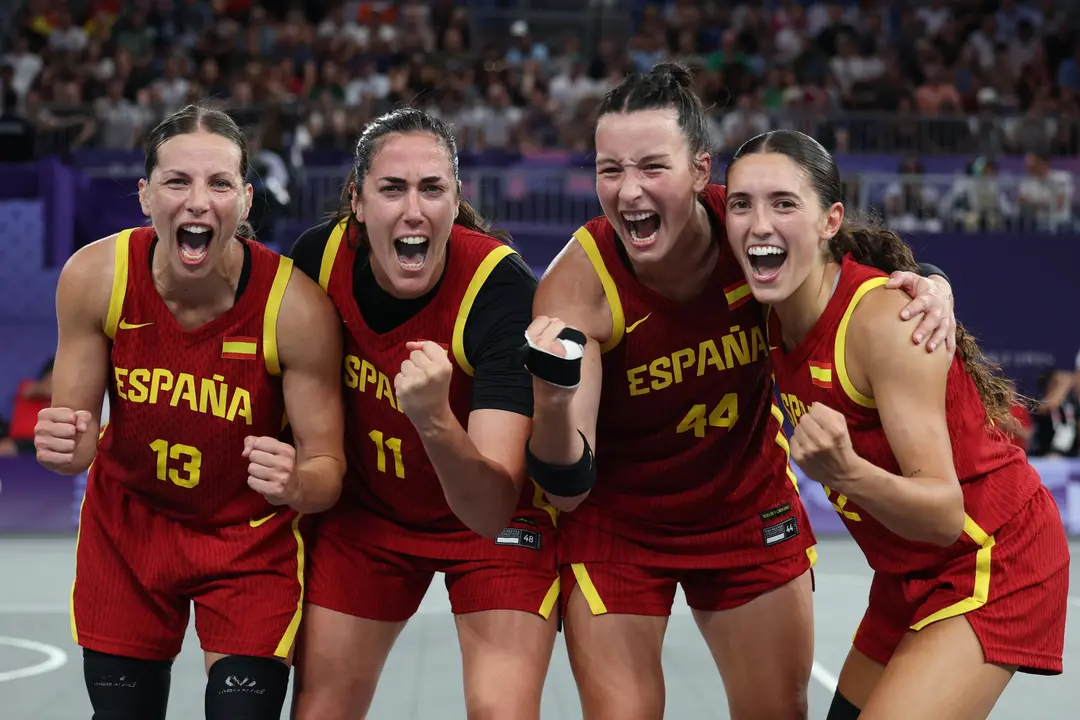 El equipo espa&ntilde;ol celebra la victoria ante Canad&aacute; durante el partido de baloncesto femenino 3x3 celebrado entre Canad&aacute; y Espa&ntilde;a en los Juegos Ol&iacute;mpicos Par&iacute;s 2024 en la capital gala, este viernes. EFE/MIGUEL GUTIERREZ