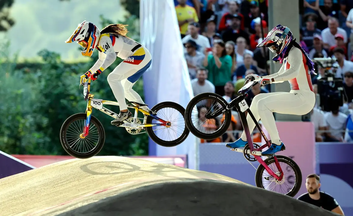 Mariana Pajon de Colombia y Axelle Etienne de Francia (d) en acci&oacute;n durante una carrera semifinal de las competiciones femeninas de Ciclismo BMX en los Juegos Ol&iacute;mpicos de Par&iacute;s 2024. EFE/EPA/TOLGA AKMEN