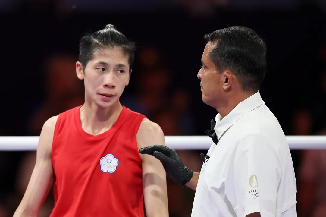 La boxeadora Lin Yu-ting debut&oacute; en los Juegos Ol&iacute;mpicos de Par&iacute;s este viernes con victoria sobre la uzbeca Sitora Turdibekova y muchas pol&eacute;micas sobre su g&eacute;nero. EFE/ Miguel Guti&eacute;rrez