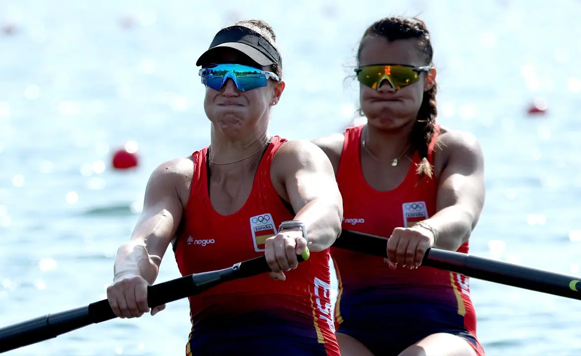 Las remeras espa&ntilde;olas Aina Cid y Esther Briz, en un momento de la repesca en los Juegos Ol&iacute;mpicos de Par&iacute;s 2024, en el Estadio N&aacute;utico de Vaires-sur-Marne en Vaires-sur-Marne, Francia. EFE/MAXIM SHIPENKOV