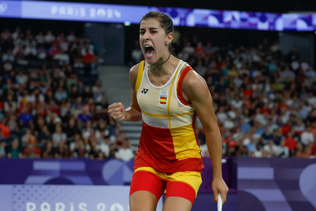 Carolina Mar&iacute;n celebra un punto ante la japonesa Aya Ohori, frente a la que se clasific&oacute; para las semifinales del torneo de b&aacute;dminton de los Juegos Ol&iacute;mpicos de Par&iacute;s 2024. EFE/Juanjo Mart&iacute;n