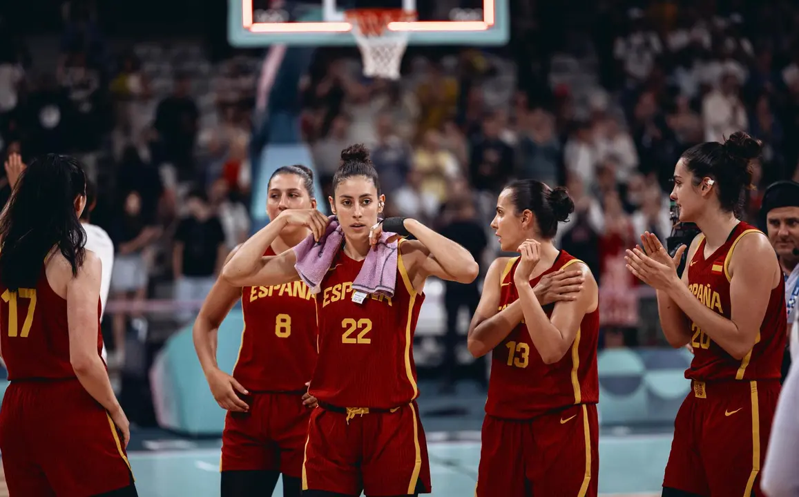 M&iacute;guel M&eacute;ndez, seleccionador espa&ntilde;ol de baloncesto femenino en el Pierre Mauroy Stadium en Villeneuve-d'Ascq, Francia. EFE/EPA/ALEX PLAVEVSKI