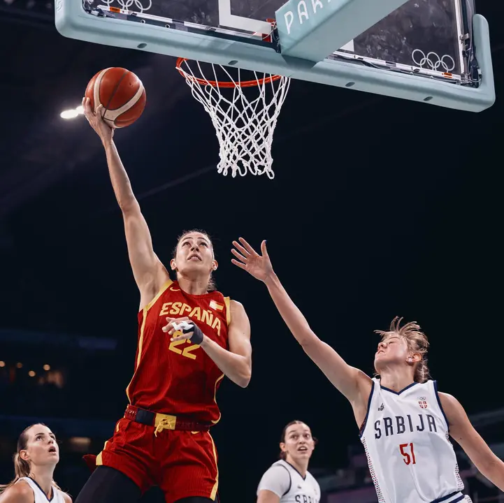 La espa&ntilde;ola Maria Conde entra canasta ante el intento de la serbia Mina Djordjevic de frenar la canasta en el Pierre Mauroy Stadium en Villeneuve-d'Ascq, Francia. EFE/EPA/ALEX PLAVEVSKI