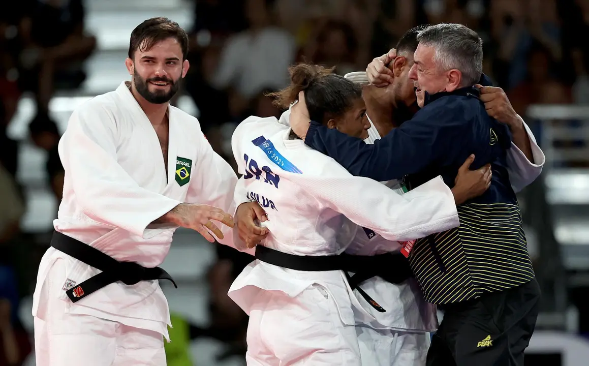 El equipo braisile&ntilde;o celebra el bronce durante la prueba mixta del judo que se disputa en los Campos de Marte en Par&iacute;s, Francia.EFE/EPA/DANIEL IRUNGU