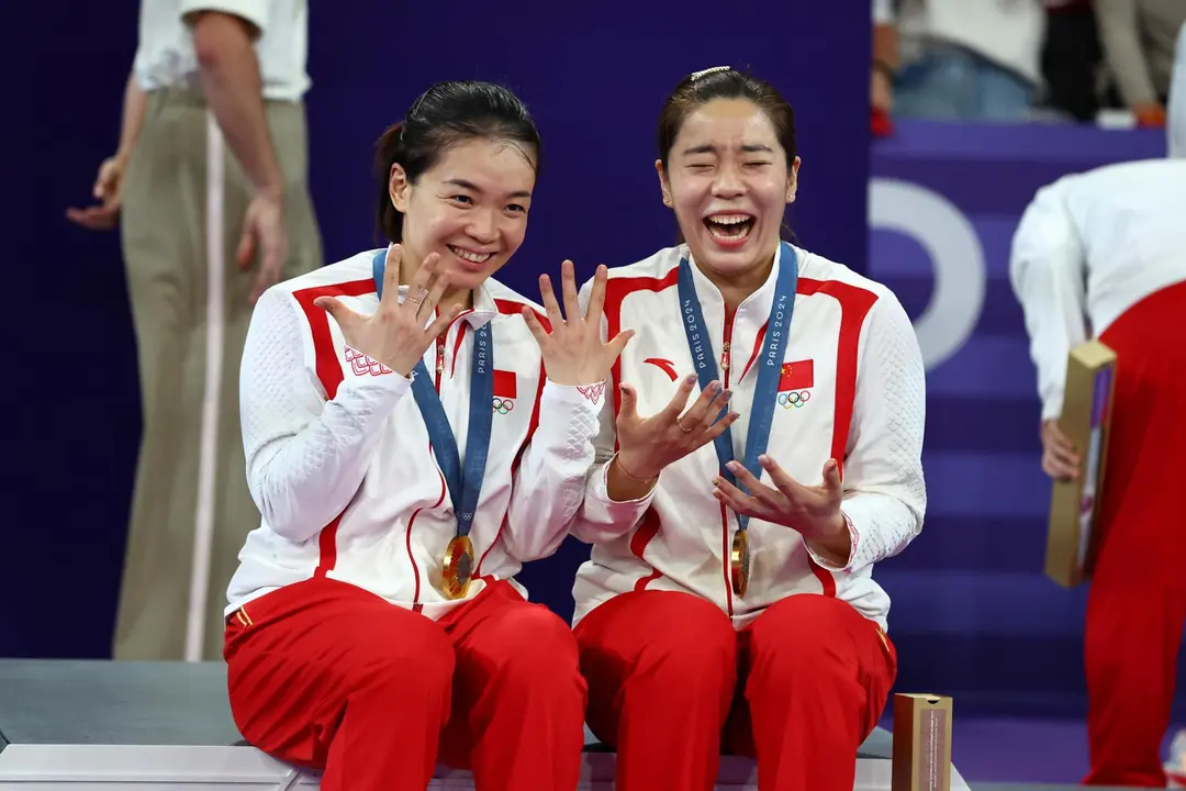 Las chinas Chen Qingchen y Jia Yifan celebran la victoria en el doble b&aacute;dminton en la La Chapelle Arena en Paris, Francia. EFE/EPA/DIVYAKANT SOLANKI