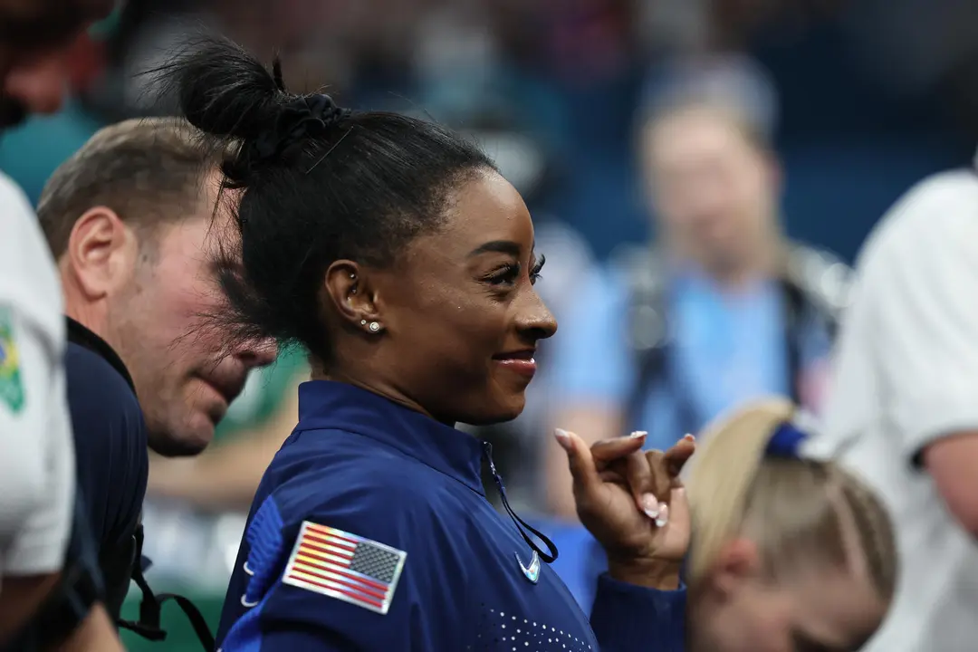 La estadounidense Simone Biles celebra la medalla de oro conseguida en la final femenina de salto de potro durante los Juegos Ol&iacute;mpicos de Par&iacute;s 2024 , en el Bercy Arena de la capital francesa. EFE/ Sashenka Gutierrez