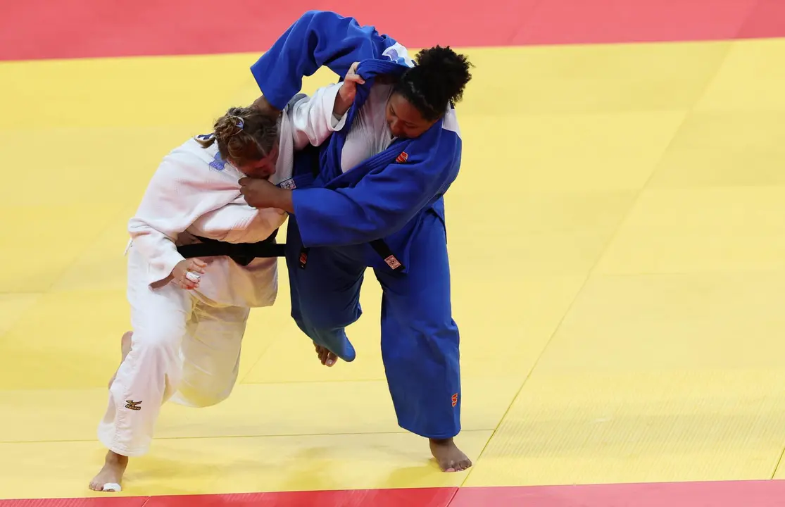 La alemana Renee Lucht (blanco) en acci&oacute;n ante la brasile&ntilde;a Beatriz Souza (azul) en Par&iacute;s. EFE/EPA/DANIEL IRUNGU