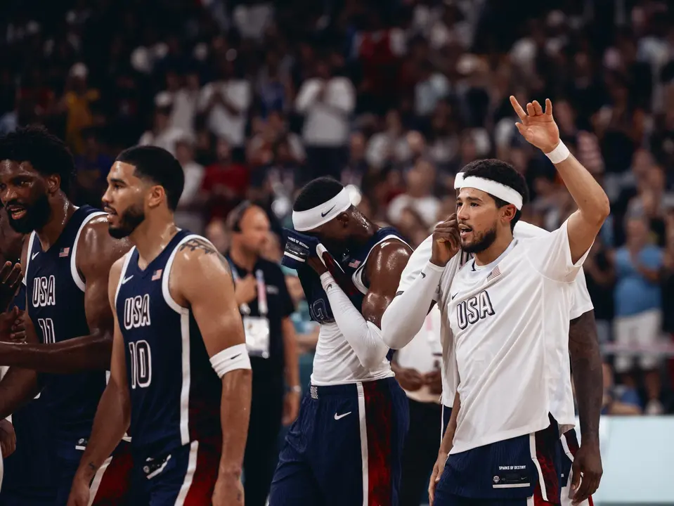La selecci&oacute;n estadounidense de baloncesto tras ganar a Puerto Rico en el Pierre Mauroy Stadium en Villeneuve-d'Ascq, Francia. EFE/EPA/ALEX PLAVEVSKI