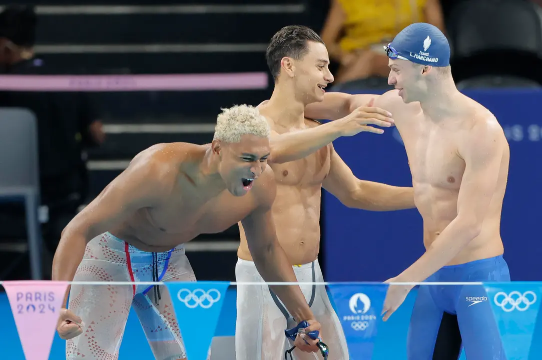 El equipo galo de relevos 4x100m estilos masculino con Leon Marchand (d) Clement Secchi (c) y Yohann Ndoye-Brouard celebra tras acabar primeros en su serie de los Juegos Ol&iacute;mpicos de Par&iacute;s 2024 este s&aacute;bado en Nanterre. EFE/Lavandeira Jr.