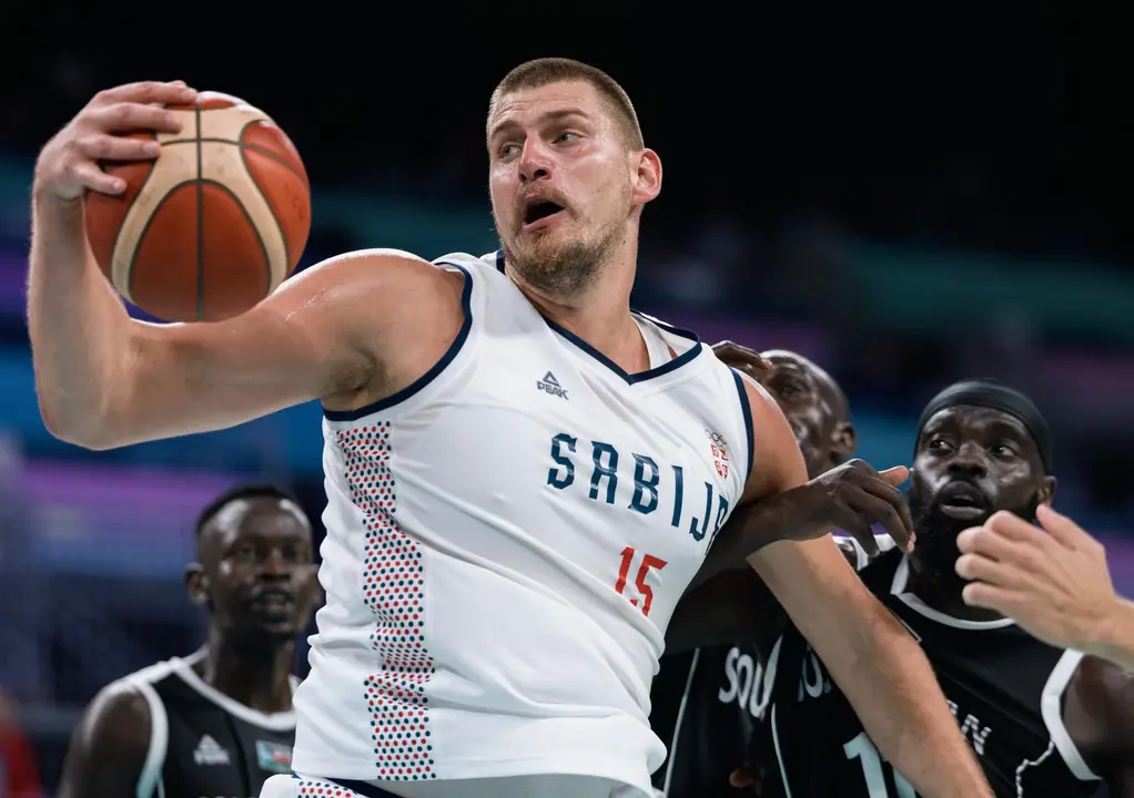 El serbio Nikola Jokic en el partido ante Sud&aacute;n del Sur jugado en el Pierre Mauroy Stadium en Villeneuve-d'Ascq, Francia. EFE/EPA/ALEX PLAVEVSKI