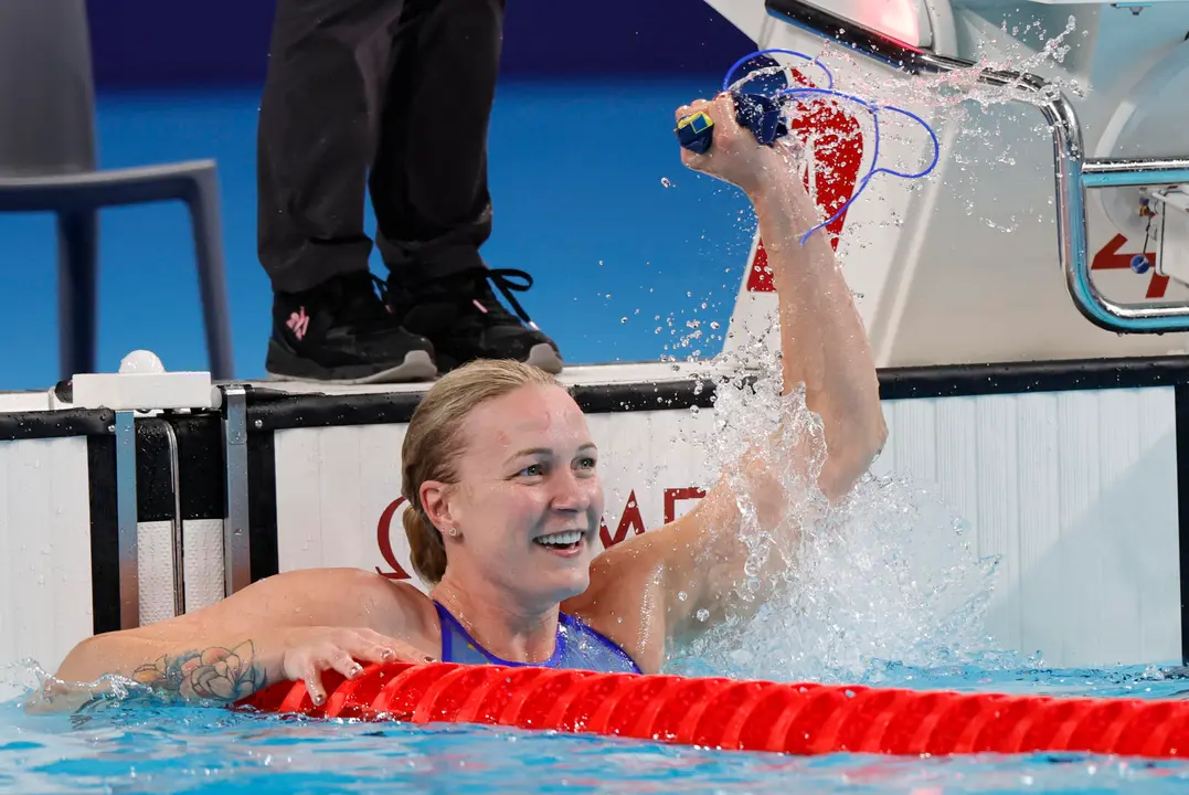 La sueca Sarah Sj&ouml;str&ouml;m celebra la victoria en la final de 50m Estilo libre femenino de los Juegos Ol&iacute;mpicos de Par&iacute;s 2024 este domingo, en Nanterre. EFE/Lavandeira Jr.