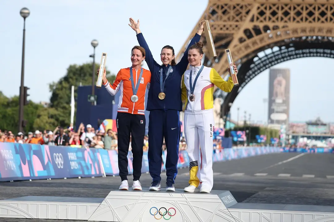 (I-D) La medallista de plata, la neerlandesa Marianne Vos, la campeona ol&iacute;mpica la estadounidense Kristen Faulkner y la belga y bronce Lotte Kopecky. EFE/EPA/CHRISTOPHE PETIT TESSON