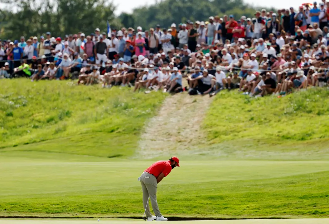 El espa&ntilde;ol Jon Rahm en Le Golf National en Guyancourt, Francia. EFE/EPA/ERIK S. LESSER