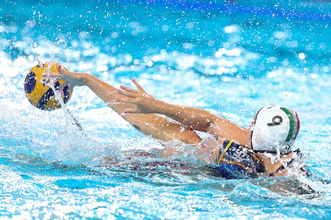 La boya italiana Valeria Palmieri (d) ante el equipo espa&ntilde;ol durante el partido de waterpolo de la ronda preliminar, grupo B, entre Italia y Espa&ntilde;a, de los Juegos Ol&iacute;mpicos Par&iacute;s 2024, este domingo en Saint Denis, Francia.  EFE/ Kiko Huesca