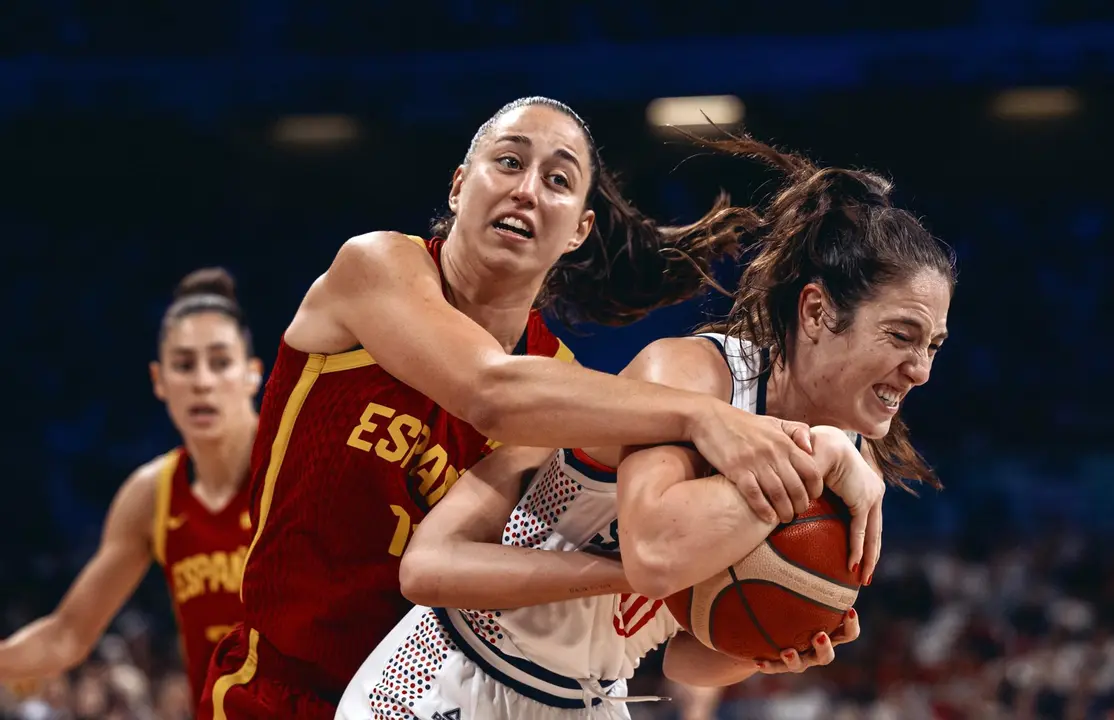 La espa&ntilde;ola Leonor Rodriguez y la serbia Aleksandra Katanic en el Pierre Mauroy Stadium en Villeneuve-d'Ascq, Francia. EFE/EPA/ALEX PLAVEVSKI