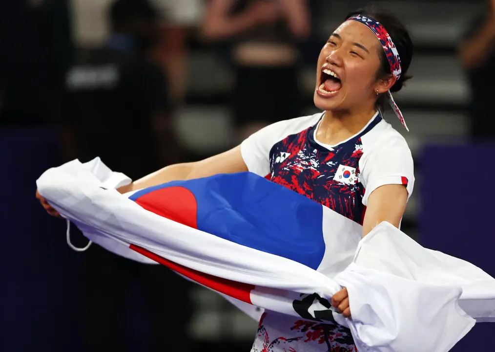 An Se Young, de Corea del Sur, celebra su victoria contra He Bing Jiao, de China, en la final del torneo ol&iacute;mpico de b&aacute;dminton. EFE/EPA/DIVYAKANT SOLANKI