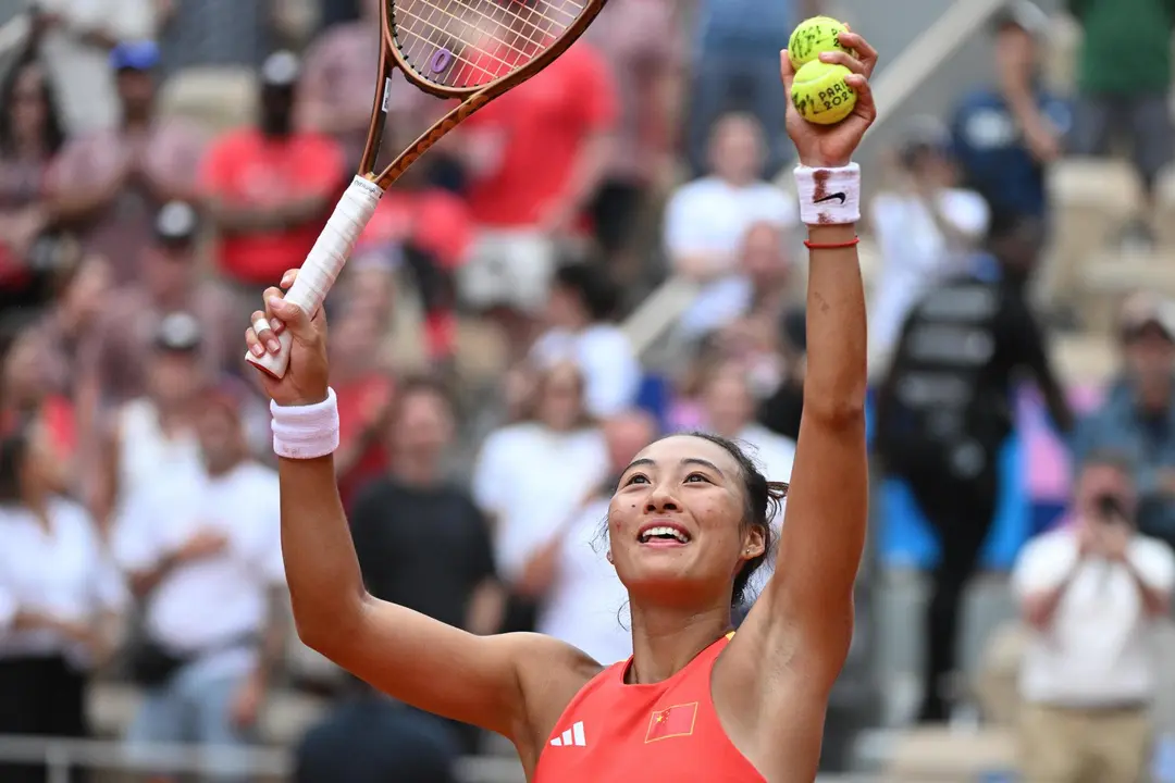 Zhen Qinwen, de China, celebra su t&iacute;tulo ol&iacute;mpico tras derrotar en la final a la croata Donna Vekic, en las competiciones de tenis de Par&iacute;s 2024. EFE/EPA/CAROLINE BLUMBERG