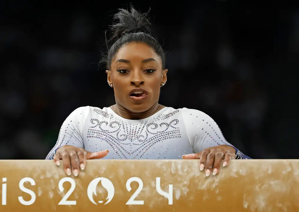 Simone Biles, durante la final de barra de los Juegos Ol&iacute;mpicos de par&iacute;s 2004, en la que qued&oacute; fuera del podio tras sufrir una ca&iacute;da. EFE/EPA/CAROLINE BREHMAN