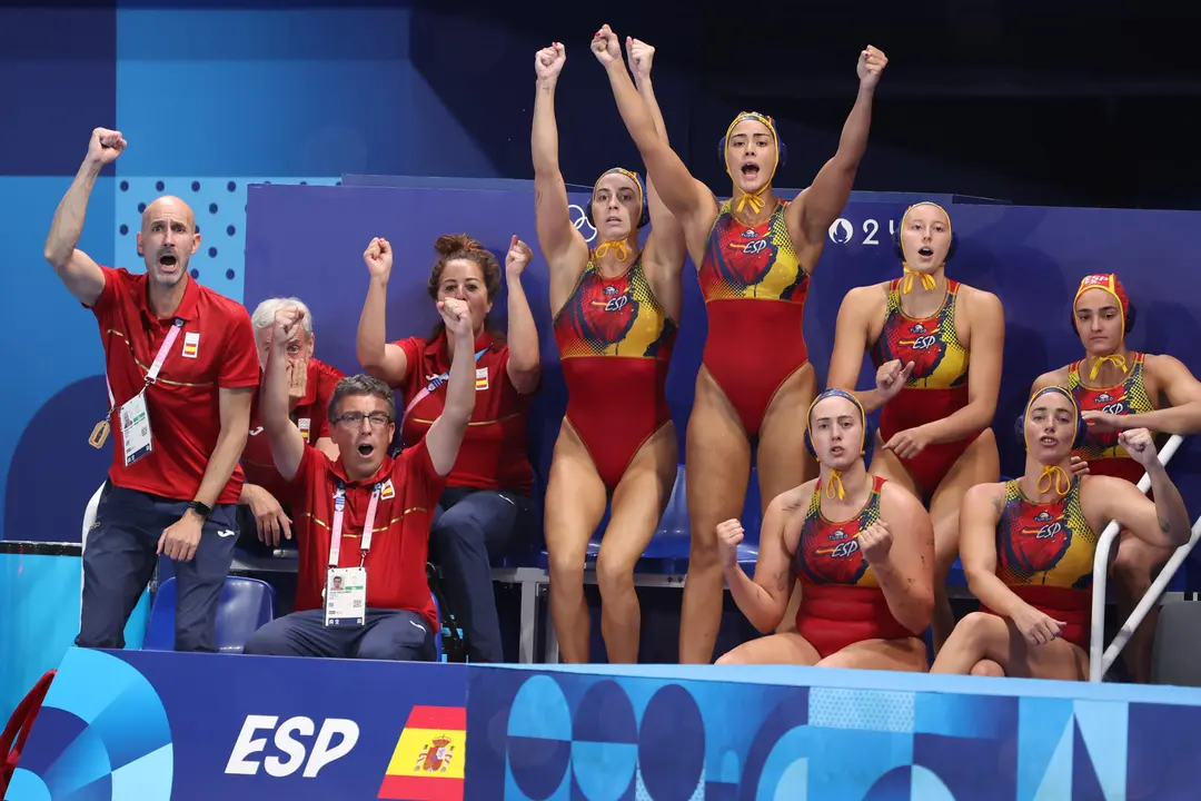El equipo espa&ntilde;ol celebra un gol ante Italia durante el partido de waterpolo de la ronda preliminar.  EFE/ Kiko Huesca