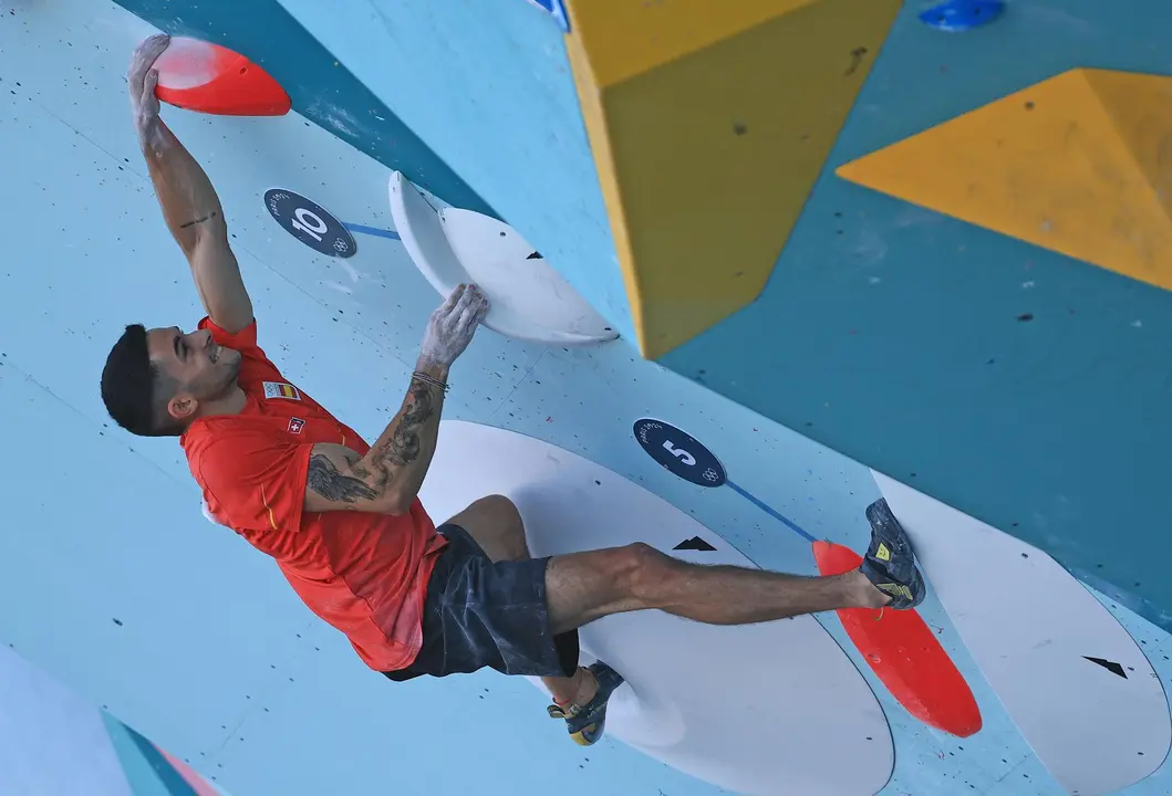El escalador espa&ntilde;ol Alberto Gin&eacute;s, durante la semifinal de la modalidad de b&uacute;lder (bloque) en el roc&oacute;dromo de Le Bourget en los Juegos Ol&iacute;mpicos de Par&iacute;s 2024 este lunes. EFE/ Martin Divisek