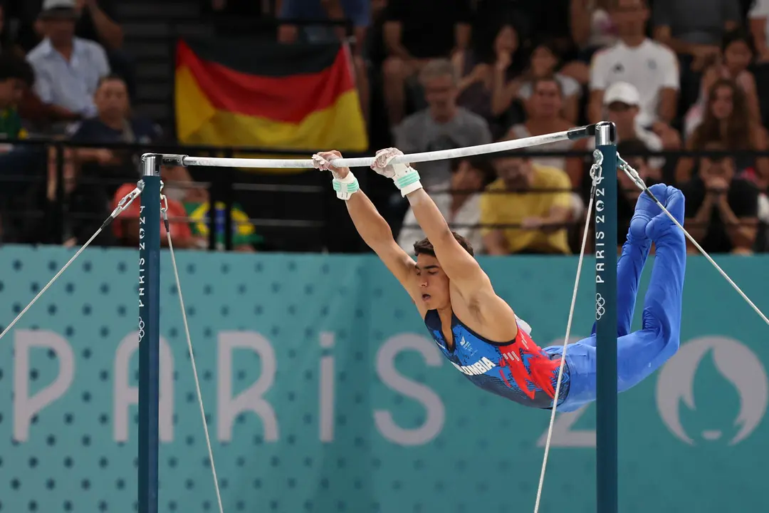 El gimnasta colombiano &Aacute;ngel Barajas ejecuta su ejercicio de la final masculina de barra fija de gimnasia art&iacute;stica de los Juegos Ol&iacute;mpicos de Par&iacute;s 2024, en el pabell&oacute;n Bercy Arena, este lunes, en Par&iacute;s. EFE/ Miguel Guti&eacute;rrez