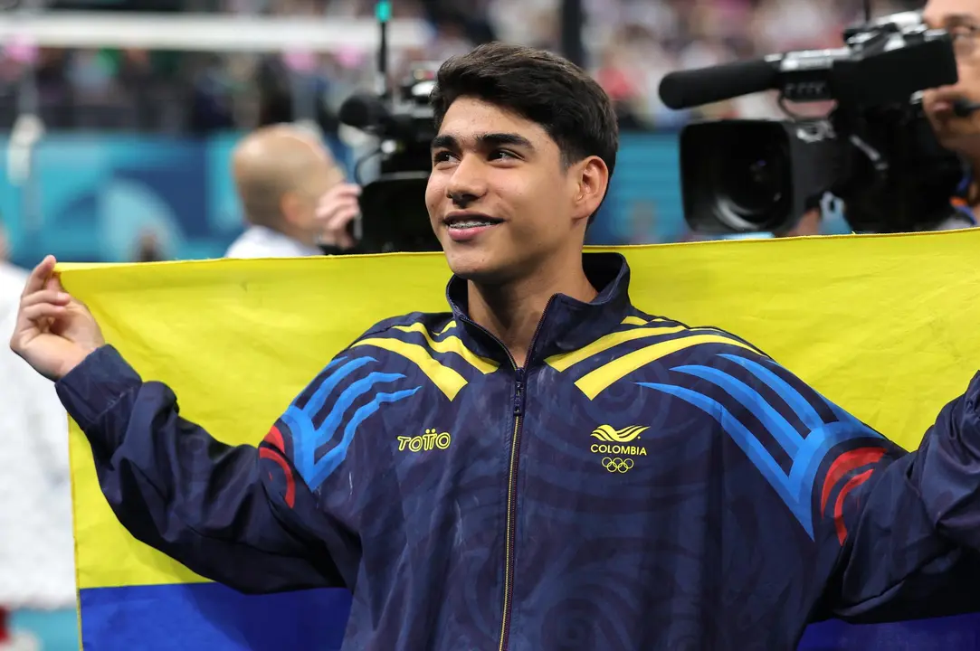 El colombiano Angel Barajas de Colombia posa tras conseguir la medalla de plata en final de barra de los Juegos Ol&iacute;mpicos de Par&iacute;s 2024, en el Bercy Arena. EFE/EPA/TERESA SU&Aacute;REZ