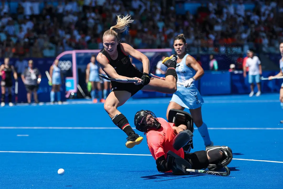 La alemana Jette Fleschuetz (c) en acci&oacute;n ante la portera argentina Cristina Cosentino durante el partido de cuartos de final que han jugado Alemania y Argentina en el Stade Yves du Manoir en Colombes, Francia. EFE/EPA/CHRISTOPHE PETIT TESSON