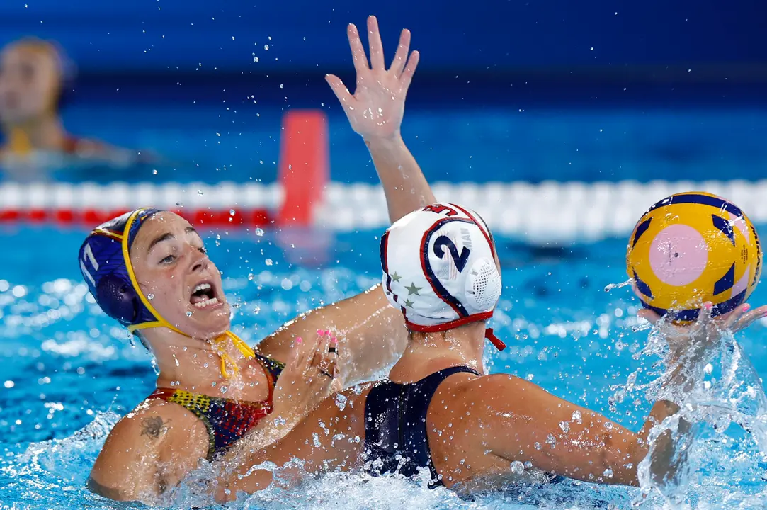 La jugadora estadounidense en acci&oacute;n ante la espa&ntilde;ola Maica Garc&iacute;a (i) este lunes, durante el partido del Grupo B de la ronda preliminar de Waterpolo Femenino de los Juegos Ol&iacute;mpicos de Par&iacute;s 2024, en el Centro Acu&aacute;tico de la capital francesa. EFE/ Miguel To&ntilde;a