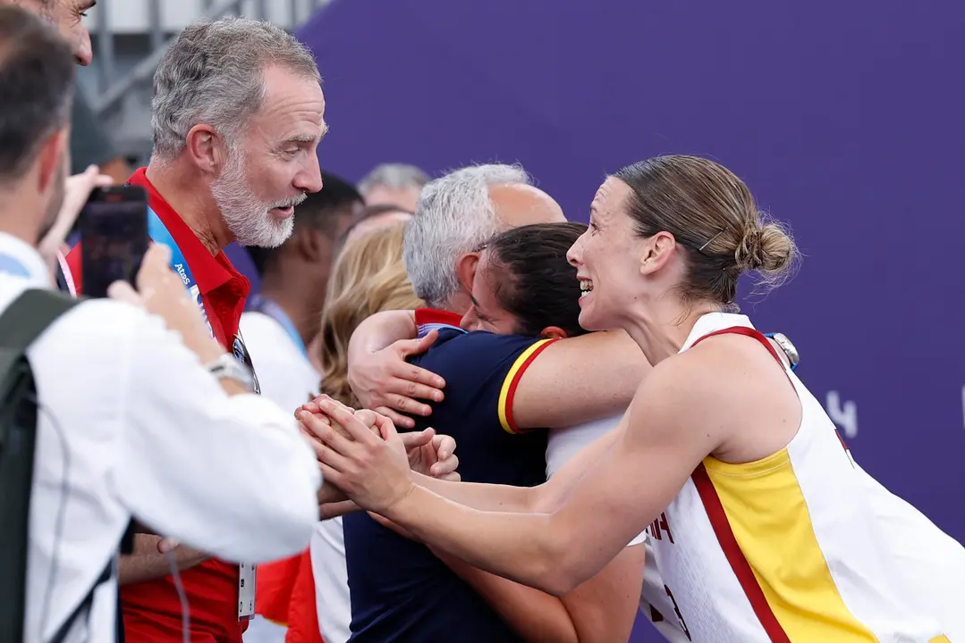 El rey Felipe VI saluda a la jugadora espa&ntilde;ola Sandra Ygueravide (d) tras la victoria ante las estadounidenses en la semifinal femenina de baloncesto 3x3, entre Estados Unidos y Espa&ntilde;a, celebrada en el marco de los Juegos Ol&iacute;mpicos Par&iacute;s 2024, este lunes, en la capital gala. EFE/ Miguel To&ntilde;a