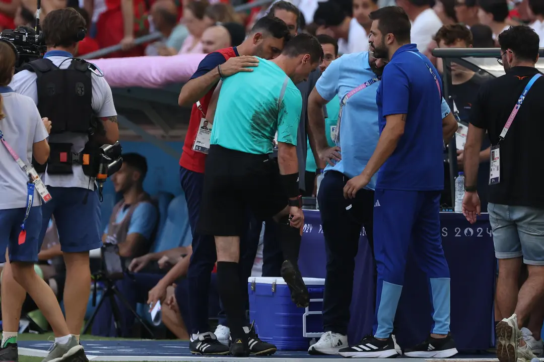 El &aacute;rbitro uzbeko Ilgiz Tantashev antes del partido de semifinal de F&uacute;tbol, entre Espa&ntilde;a y Marruecos, en el marco de los Juegos Ol&iacute;mpicos Par&iacute;s 2024, en Marsella, Francia. EFE/Kiko Huesca